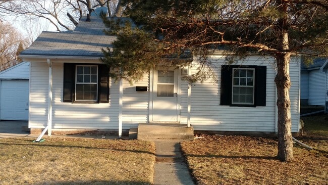 Building Photo - 906 N 5th Ave W
