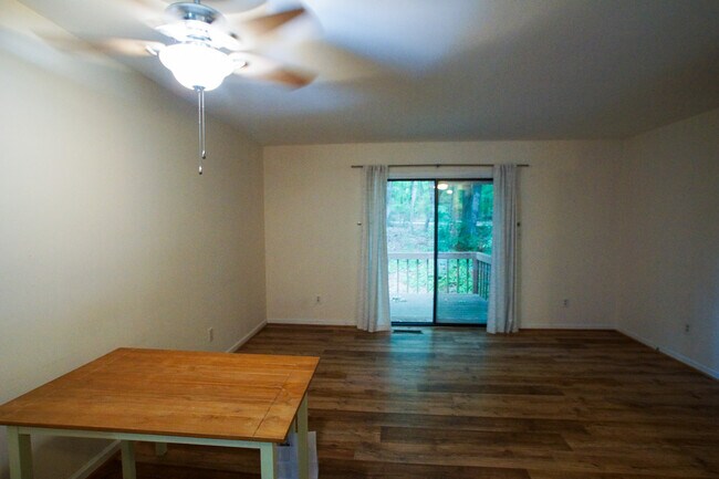 Foto del edificio - 102 Weatherstone Dr