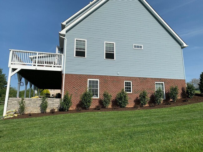 Building Photo - 4 Bedroom 2.5 Bath House