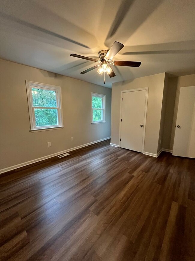 Building Photo - Fully Remodeled 2 Bedroom, 1.5 Bath Home