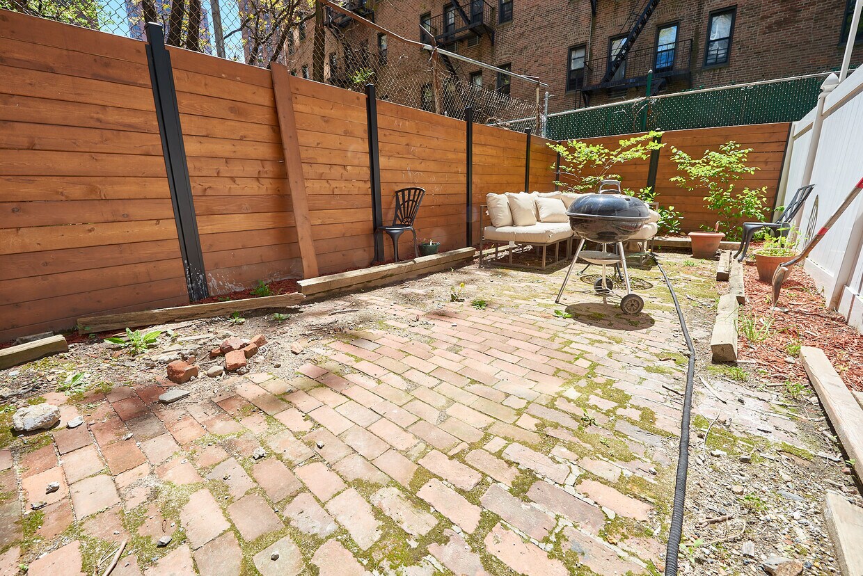 Primary Photo - 330 E 94th St