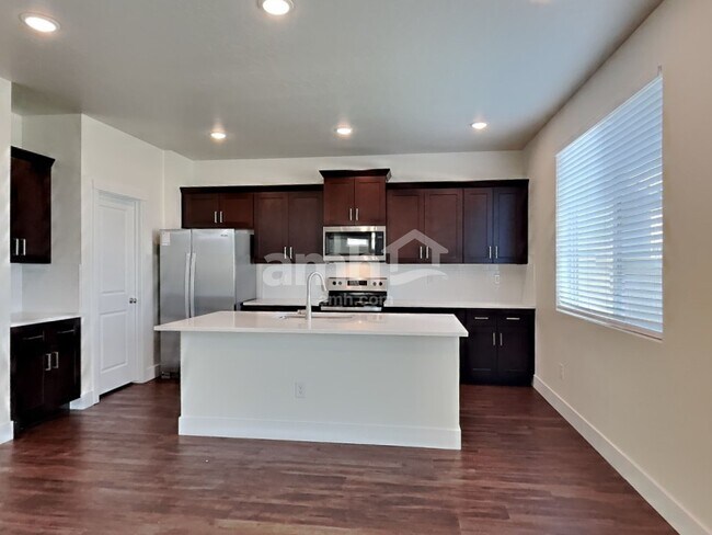 Building Photo - 1453 N Alderleaf Rd
