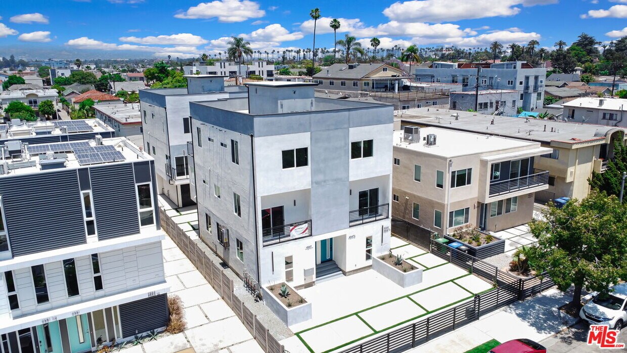 Foto principal - 4549 Saturn St