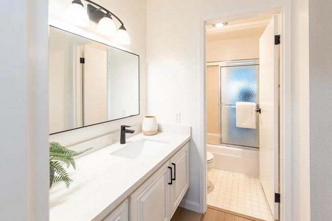Foto del edificio - Convenient location to I-280/101 for a qui...