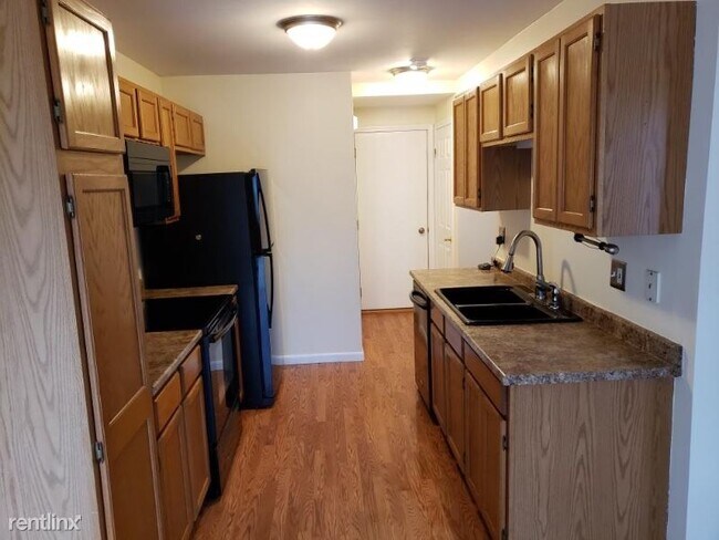 Building Photo - 2 br, 2.5 bath Condo - 825 Oakwood Dr.