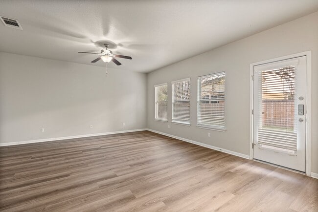 Building Photo - Beautiful 4 bed - 2.5 bath house in Hometown Kyle!