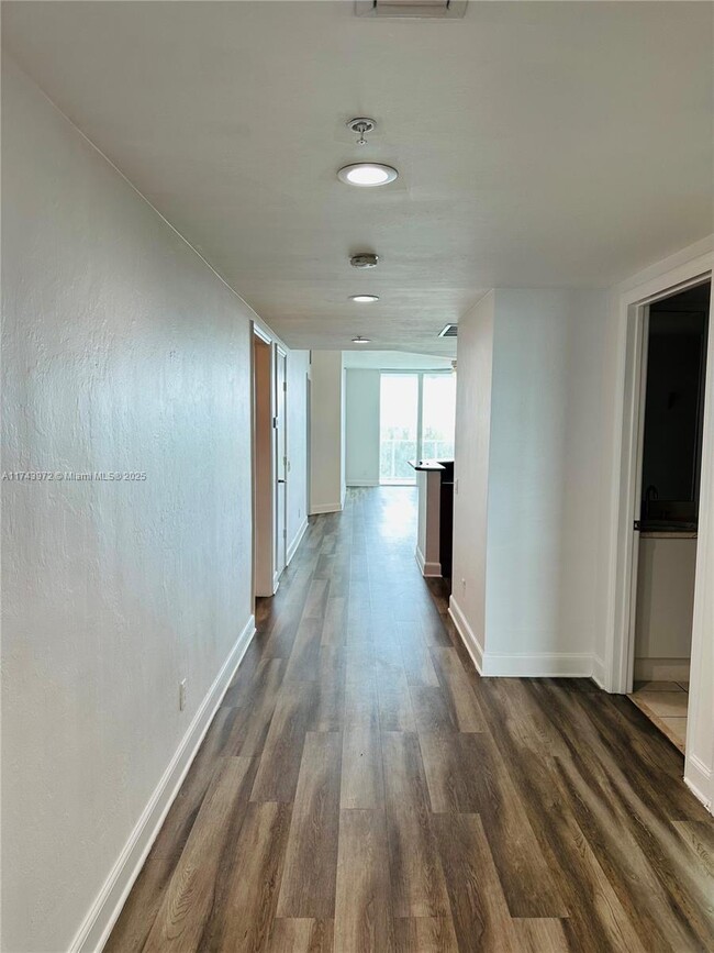 Building Photo - 14951 Royal Oaks Ln