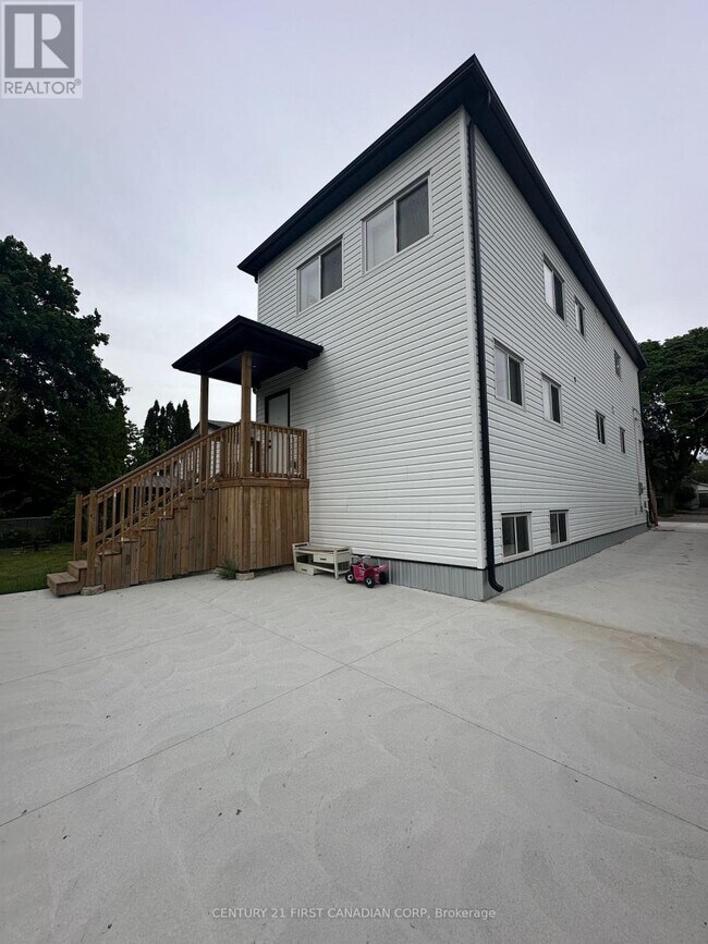 Building Photo - 263 Sanders St
