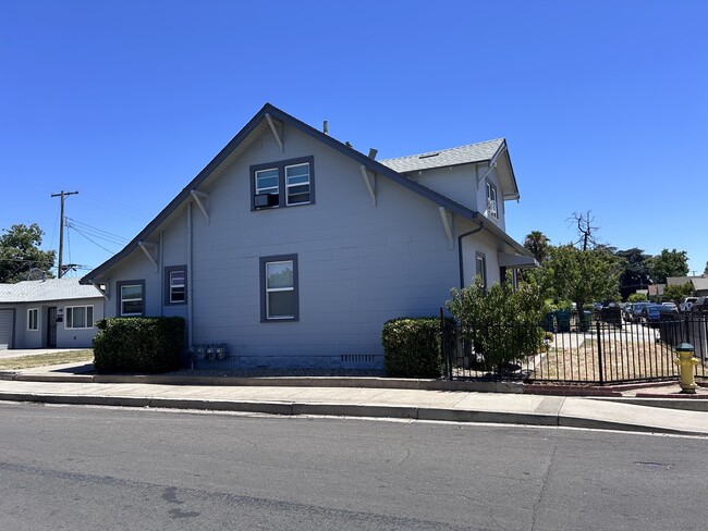 Building Photo - 301 Maple St
