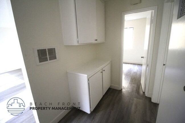 Building Photo - 11503 Menlo Ave.