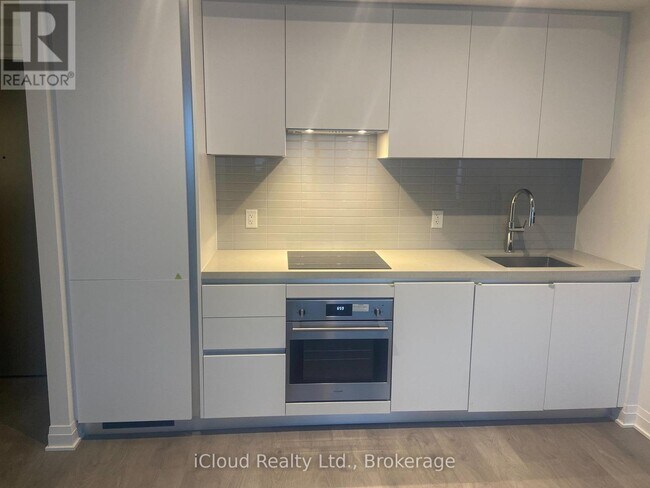 Photo du bâtiment - 4015 The Exchange