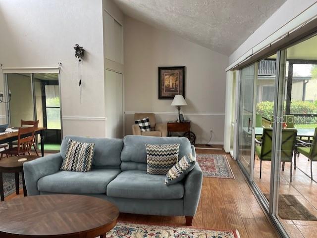 Foto del edificio - 716 White Pine Tree Rd