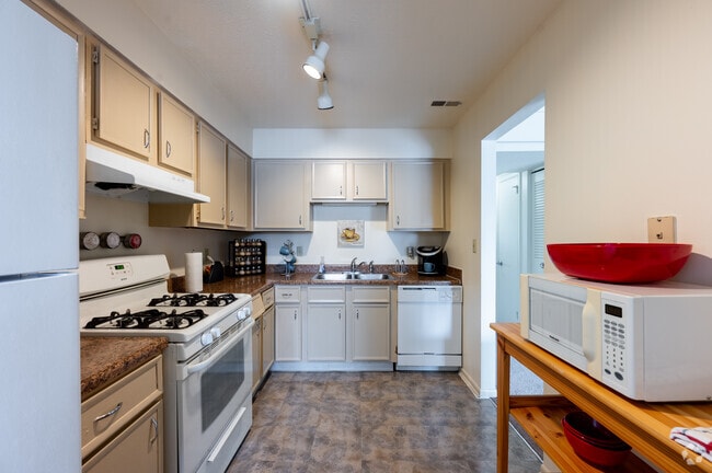 Modelo - 2 habitaciones, 1 baño - 900 pies cuadrados - Cocina - Broad Ripple Trails