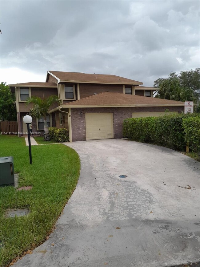 Foto del edificio - 6182 Pine Tree Ln