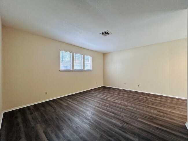 Foto del edificio - 5226 Pine Pl