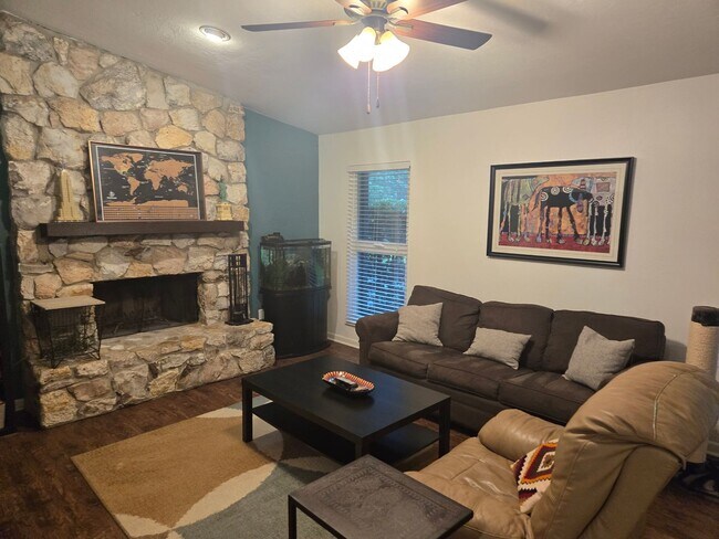 Building Photo - 3BR/2BA in a great location off Tower Road!