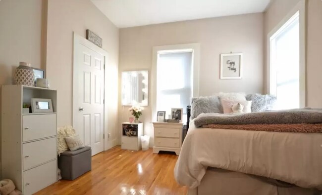 Foto del edificio - Modern 4-Bed, 2-Bath Near BU — Newly Renov...