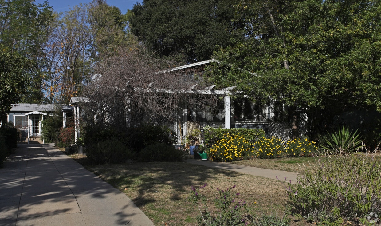 Building Photo - 418-424 El Centro St