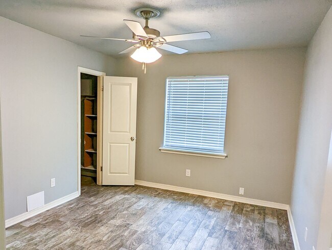 Building Photo - Move-in Ready 3 bed/ 2 bath home in South ...
