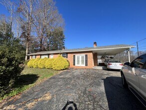 Building Photo - 831 Siloam Rd