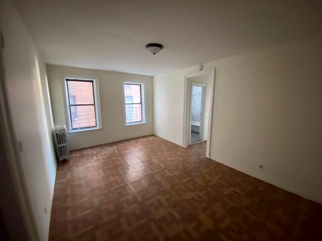 Building Photo - 675 E 233rd St