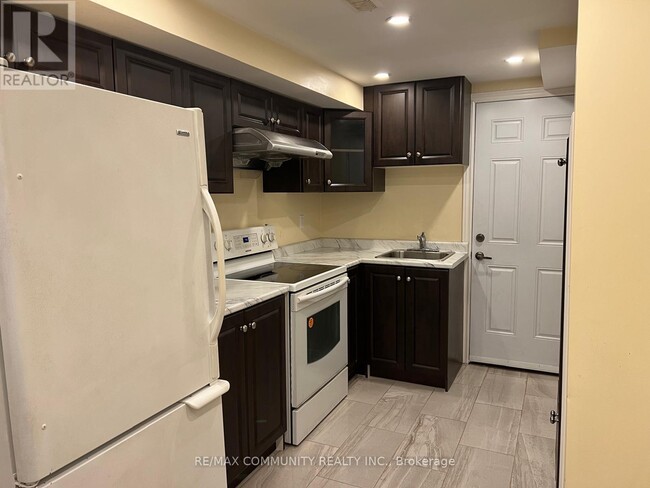 Building Photo - 3837 Coachman Cir