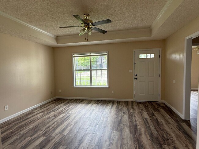 Foto del edificio - 3BR/2BA Single-Family Home with Versatile Bonus Room & No Carpet!