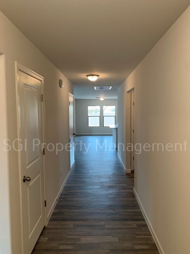 Foto del edificio - BEAUTIFUL HOME READY FOR MOVE IN!!!