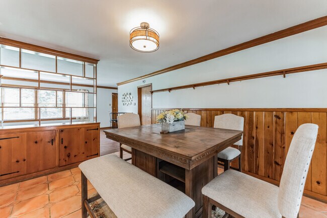 Building Photo - 1857 E Holmes Rd