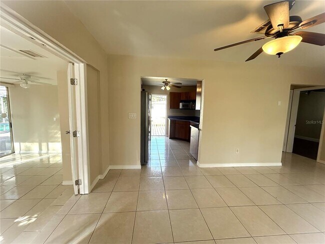 Foto del edificio - 6119 Sheelin Dr