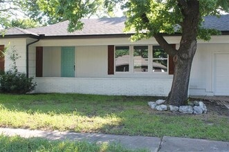 Building Photo - 1014 S Lake St
