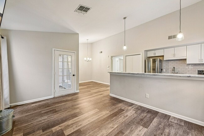 Building Photo - 430 Queens Rd