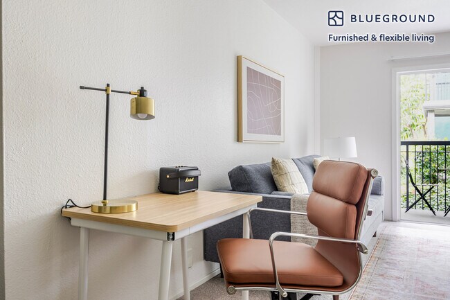 Foto del edificio - 3682 Barham Blvd
