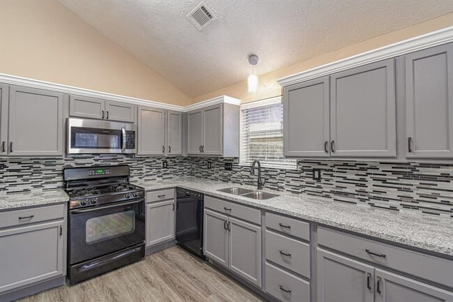 Building Photo - 15903 N Trace Dr
