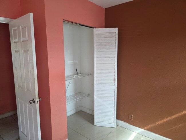 Building Photo - 1543 NW 10th Pl