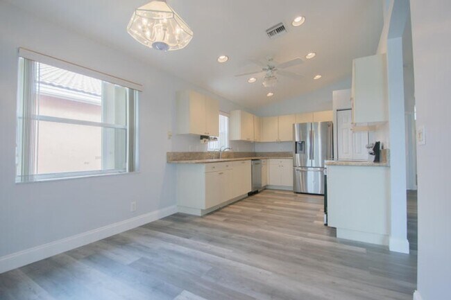 Building Photo - 7243 Modena Dr
