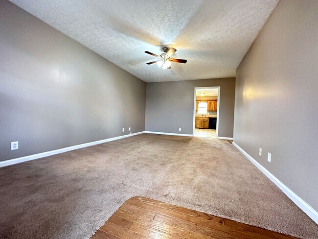 Foto del edificio - Single-Family in Oak Grove, KY--Deck and L...