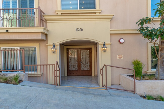 Building Photo - 10390 LA GRANGE Ave