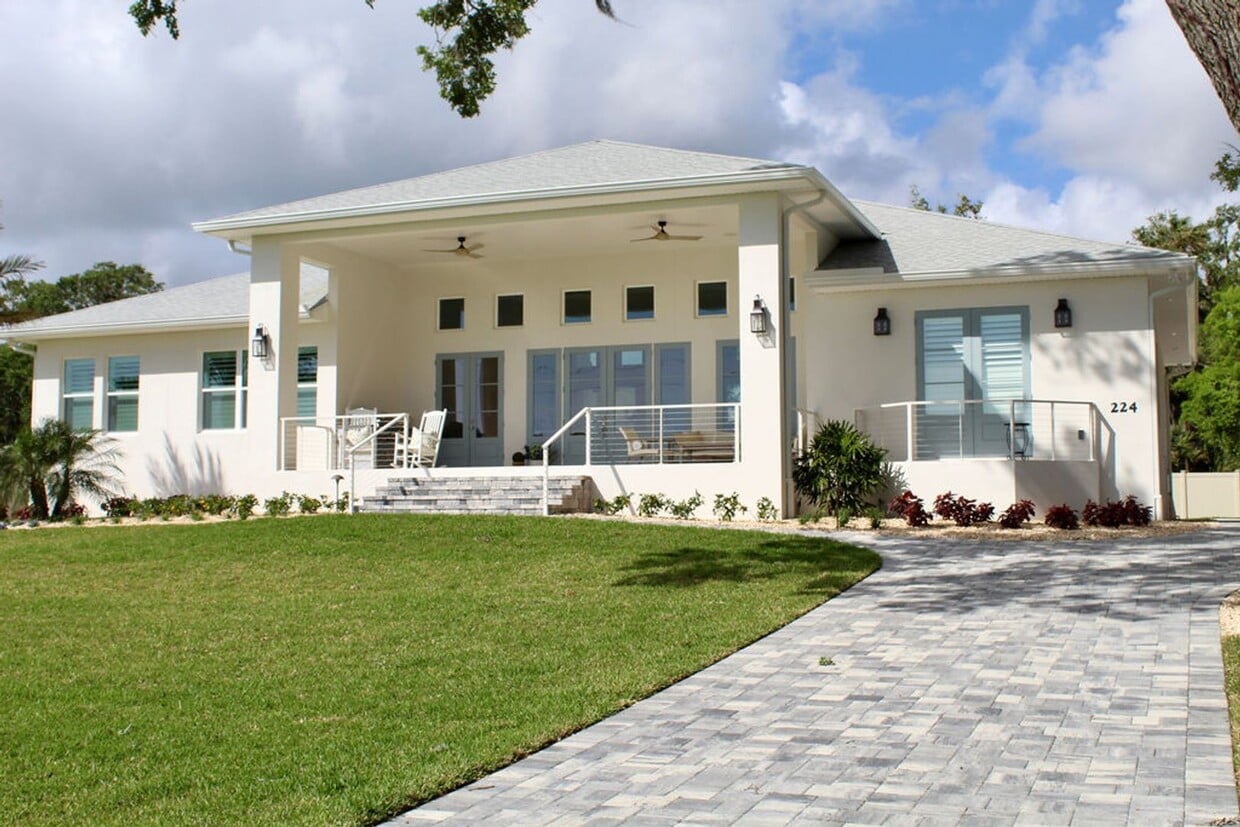 Foto principal - Fully Furnished 3 Bedroom, 3.5 Bath Home w...
