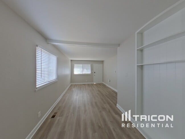 Foto del edificio - 2125 Frontier Dr