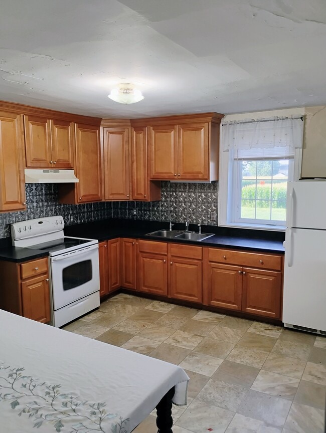 Building Photo - 325 Schoeneck Rd