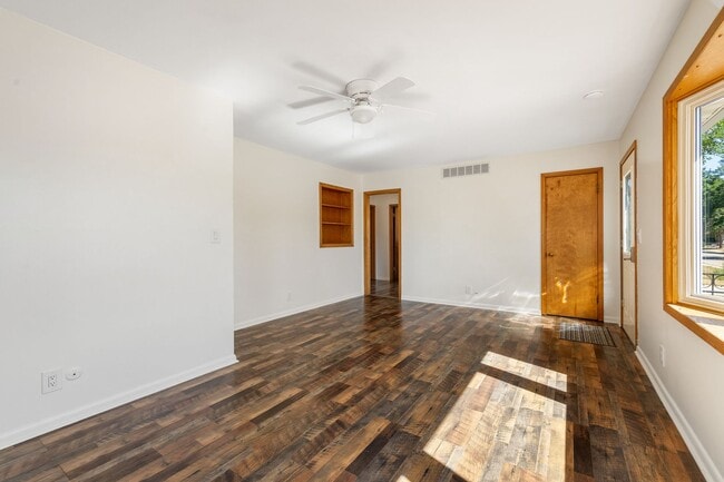 Building Photo - 409 41st St