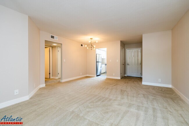 Building Photo - The Courtyard | Lovely Condo | Washer/Dryer In Unit