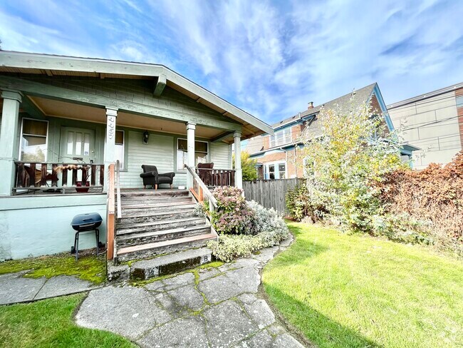 Building Photo - 4457 Woodland Park Ave N
