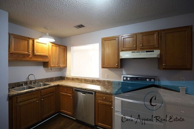 Foto del edificio - Spacious 3 bed/2 bath home - garage, deck, fenced back yard - includes yard care!!