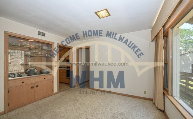 Building Photo - COMING SOON Welcome Home to this Charming ...