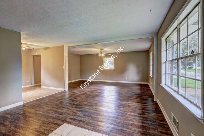 Building Photo - 10119 Port Royal Ct