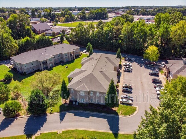 Foto del edificio - 104 Thornton Ct