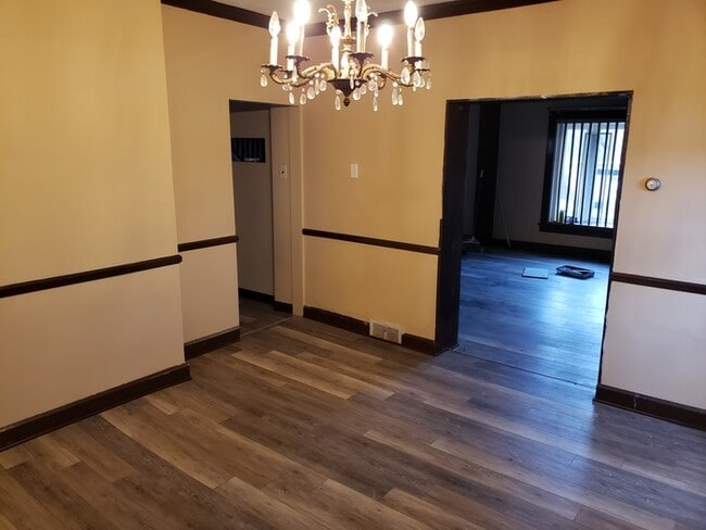 Building Photo - Spacious 3 story home with modern updates ~