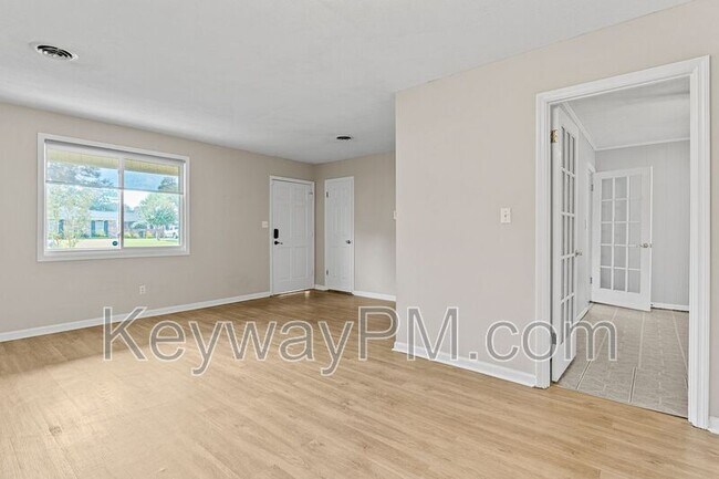 Building Photo - 208 Woodland Dr